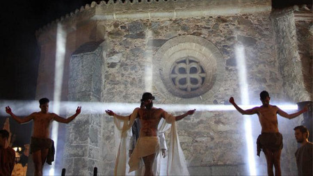 Crucifixión de la Pasión Viviente - Semana Santa Cáceres - HorquillasyCostales.com